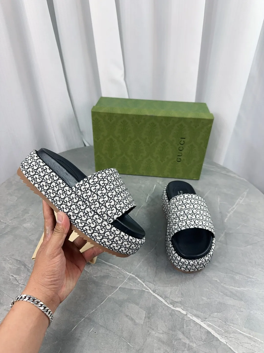 👟👟Ex-factory price 380👟👟 2024 Gucci high version latest limited edition thick-soled slippers. Top quality for sale. Purchase authentic products for development. The material and craftsmanship are consistent with the original. Upper: original jacquard craftsmanship and special printing craftsmanship. Lining: mixed sheepskin. Outsole: Italian private model outsole. Size: 35-40 yards, (41 to 44 yards can be customized). Bottom thickness: 5.5cm, forefoot 4cm.
